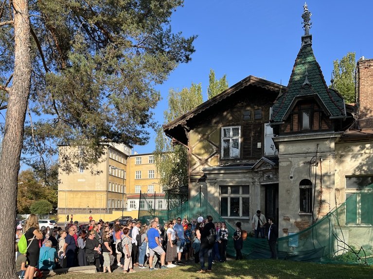 Pěškobusem za architekturou českých Němců