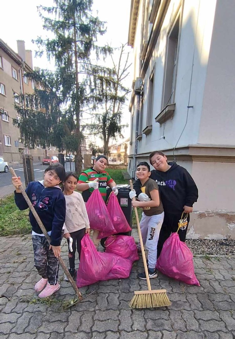 Děti z NZDM Coolna uklidily okolí klubu v rámci akce Ukliďme Česko