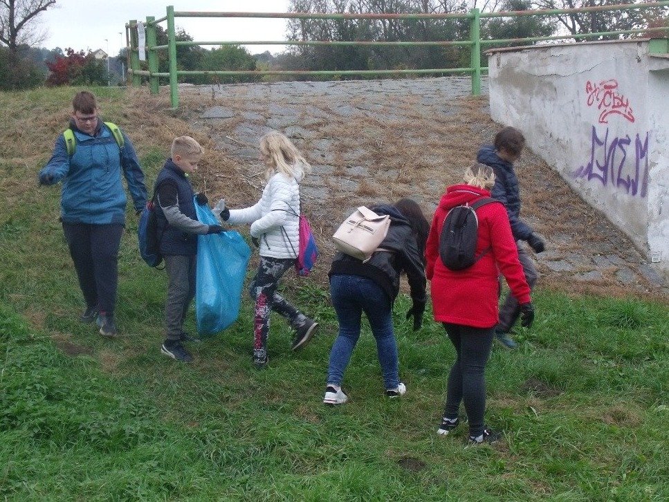 Podzimní úklid na březích řeky Ohře